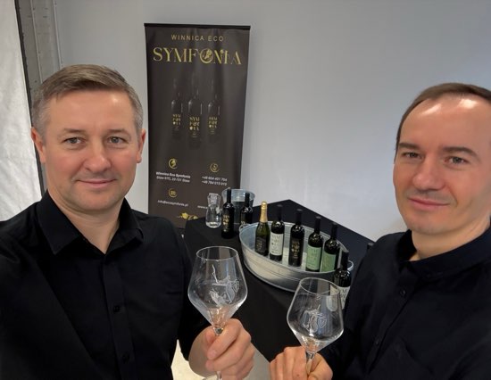 Zespół Winnicy Eco Symfonia przy stoisku podczas festiwalu