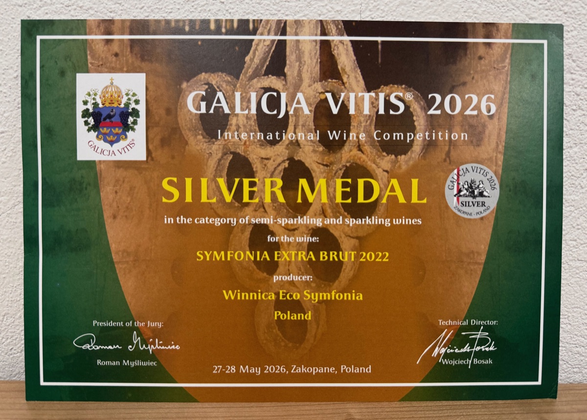Dyplom srebrnego medalu Galicja Vitis 2026 dla wina Symfonia Extra Brut 2022 w kategorii win musujących i półmusujących